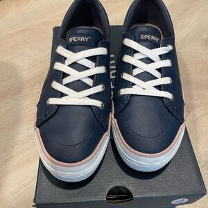 Crest Vibe Leather Platform Sneaker